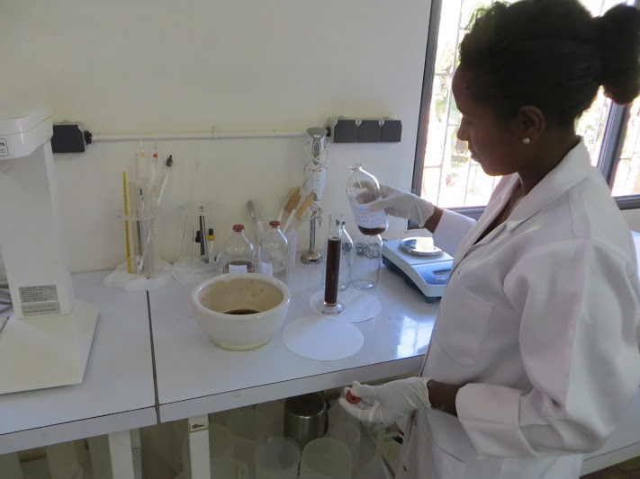 Elaboración de fórmulas magistrales. Laboratorio del Hospital de Gambo. Etiopía