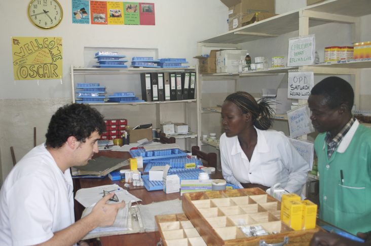 Formación al personal local en unidosis. Hospital Kitgum, Uganda